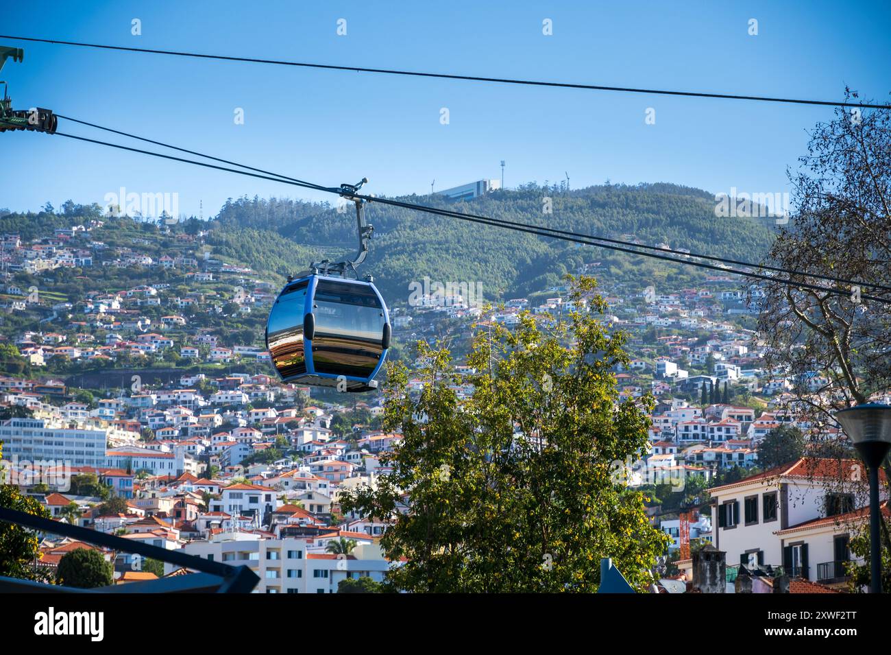 Die Funchal-Seilbahn, oder Madeira-Seilbahn, i-Gondelbahn, die Menschen vom unteren Teil von Funchal, Madeira, in den Vorort Monte bringt Stockfoto