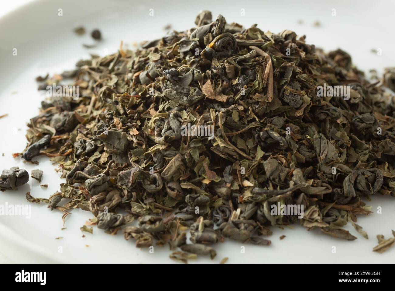 Blick auf einen Haufen losen marokkanischen Minztee. Stockfoto