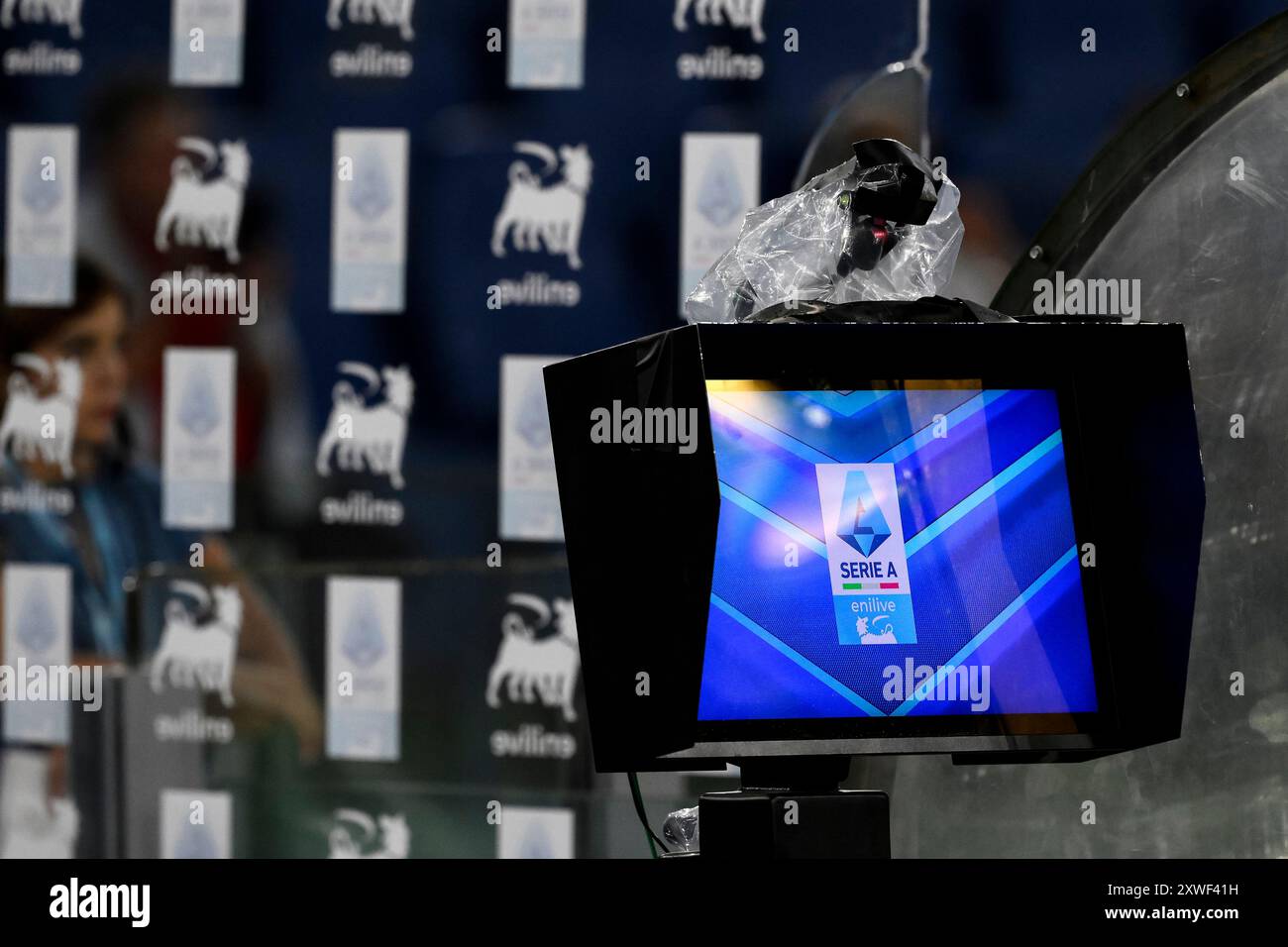 Ein Video Assistant Schiedsrichter (VAR) ist während des Fußballspiels der Serie A zwischen SS Lazio und Venezia FC im Olimpico-Stadion in Rom (Italien) am 18. August 2024 zu sehen. Stockfoto