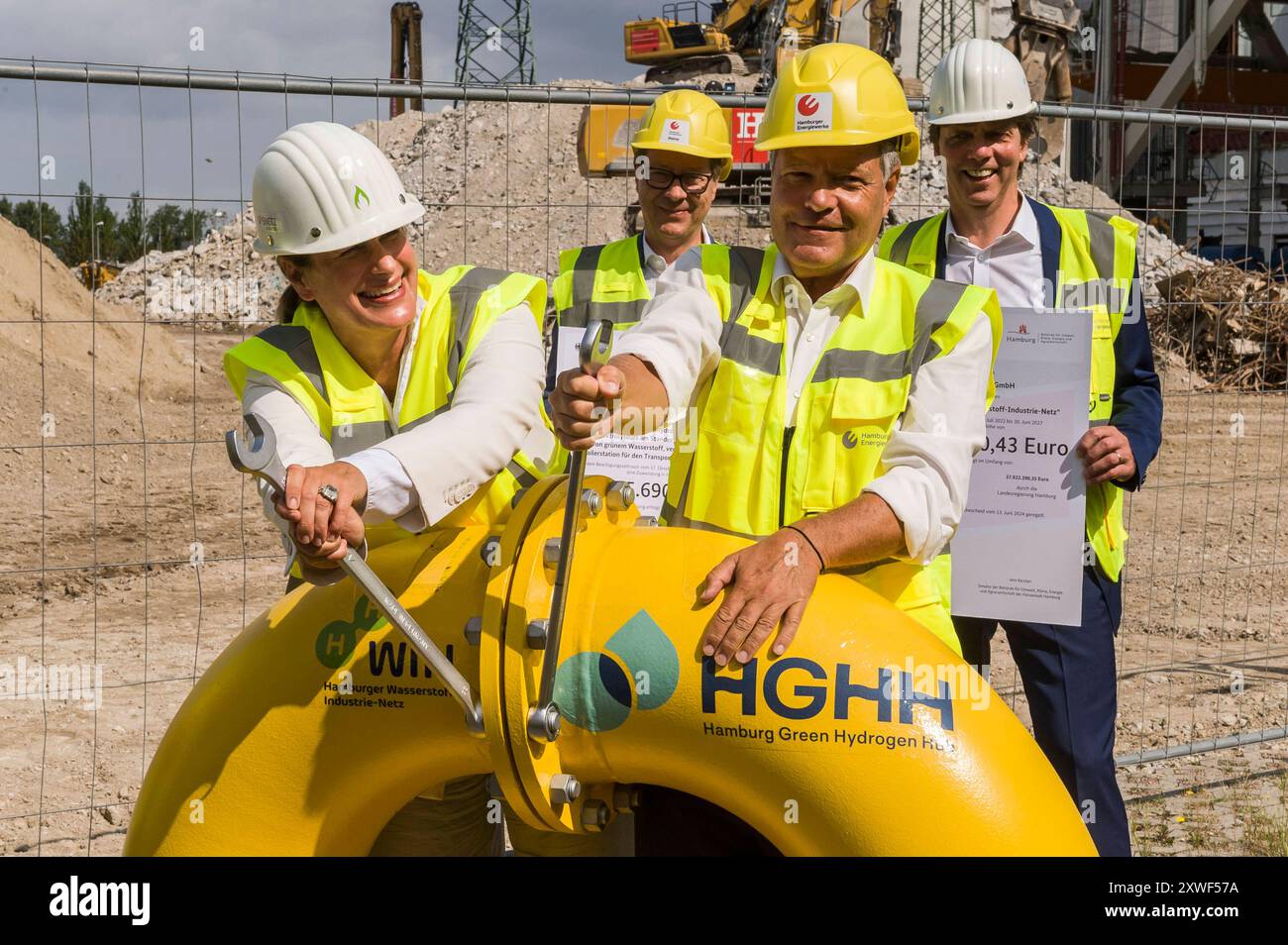 Bundesminister Robert Habeck, Gabriele Eggers, Gasnetz Hamburg, griffen symbolisch zum Schraubenschlüssel. Im Hintergrund: Micheal Dammann und Christian Heine 20240819ad731 Startsignal für IPCEI-Förderprojekte HGHH-Großelektrolyseur und HH-WIN Wasserstoffnetz auf dem Gelände des ehemaligen Kraftwerks Moorburg schreiten Rückbau und Flächenvorbereitung für die beiden Projekte, den Hamburg Green Hydrogen Hub HGHH und die Netzanbindung von HH-WIN voran. Mit dem 100-MW-Elektrolyseur für grünen Wasserstoff HGHH der Hamburger Energiewerke und ihres Projektpartners Luxcara sowie dem zunächst 40 Kilome Stockfoto