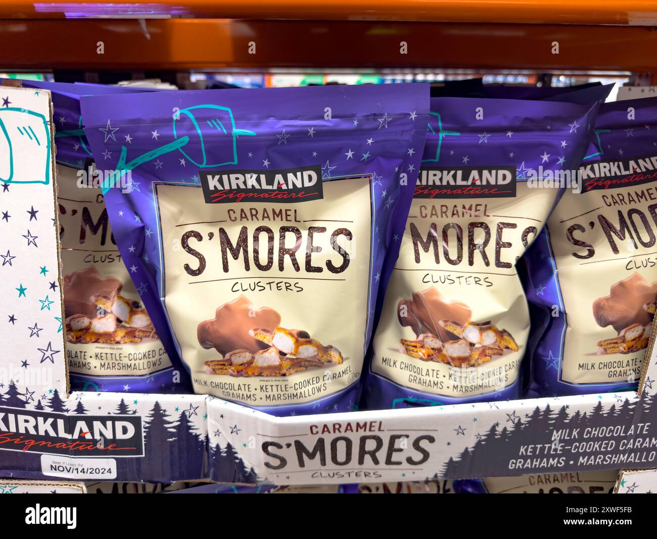 Los Angeles, Kalifornien, USA - 14. April 2024: Eine Ansicht mehrerer Pakete von Kirkland Signature S'mores Clustern in Costco. Stockfoto