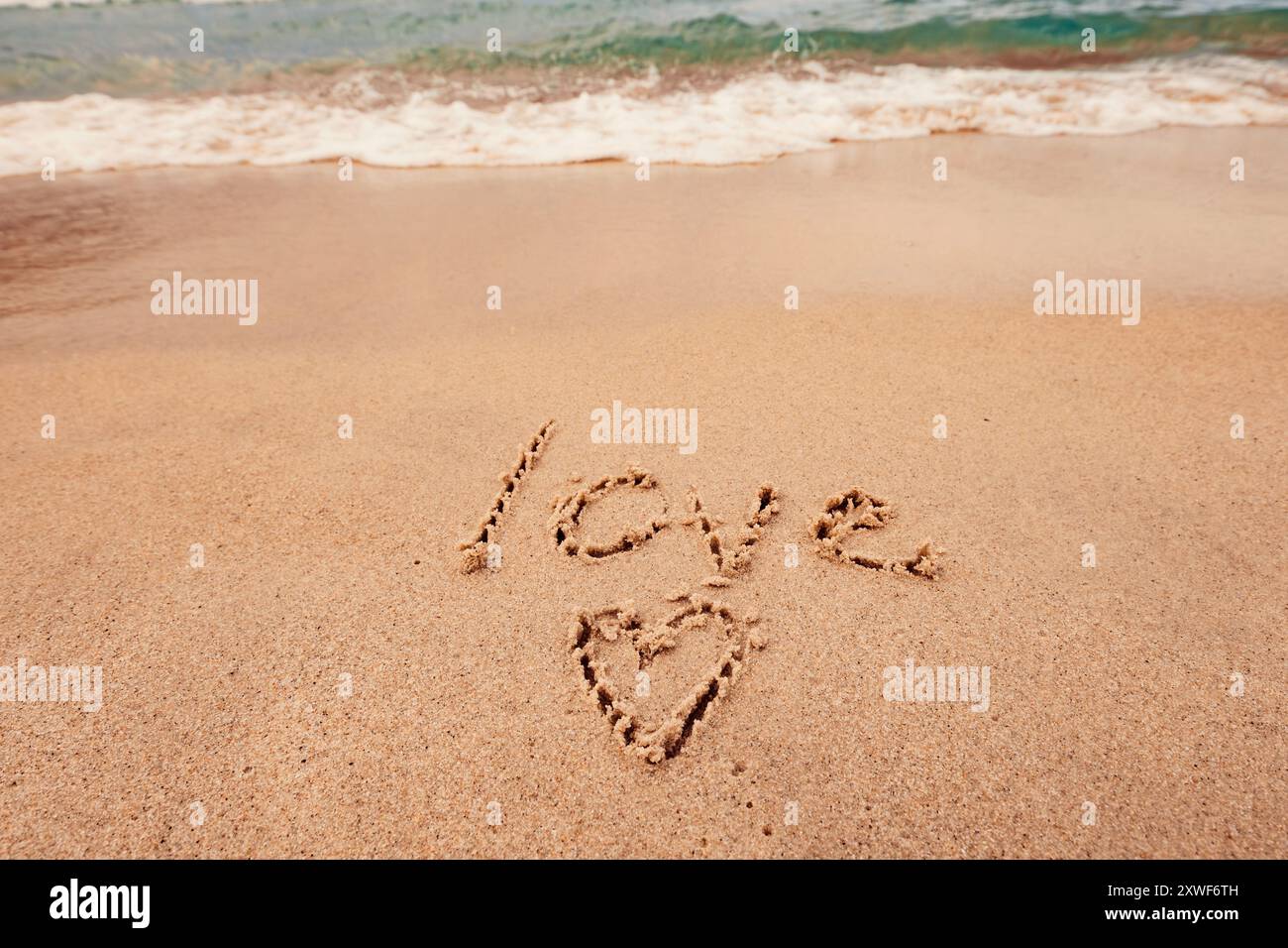 Die Inschrift Ich liebe dich am Meer mit Palmen Stockfoto