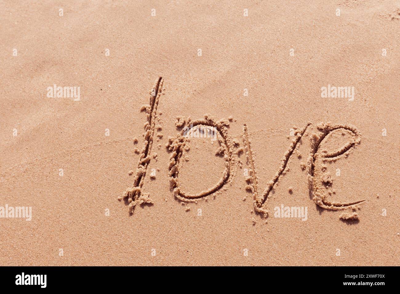 Die Inschrift Ich liebe dich am Meer mit Palmen Stockfoto