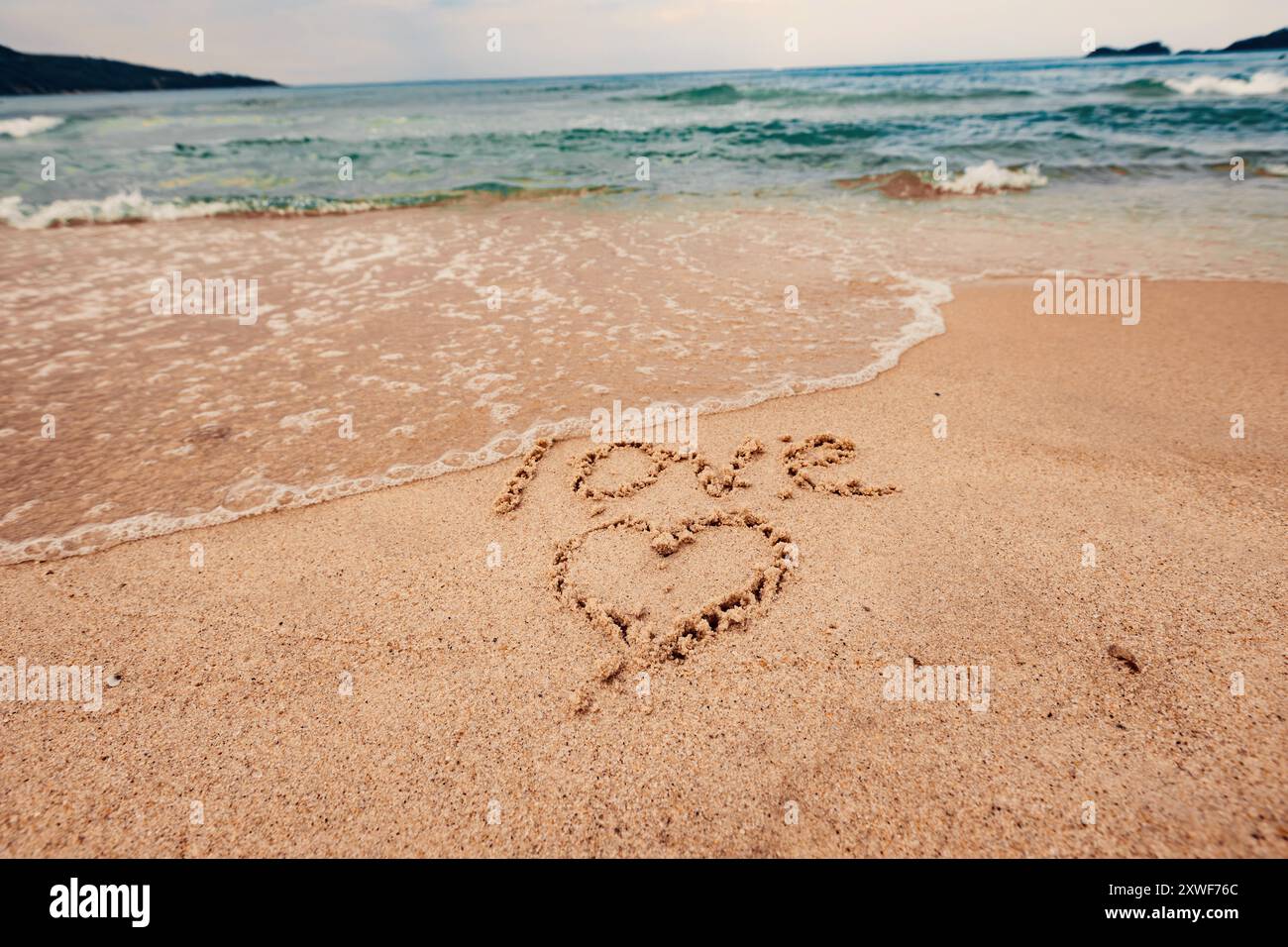 Die Inschrift Ich liebe dich am Meer mit Palmen Stockfoto