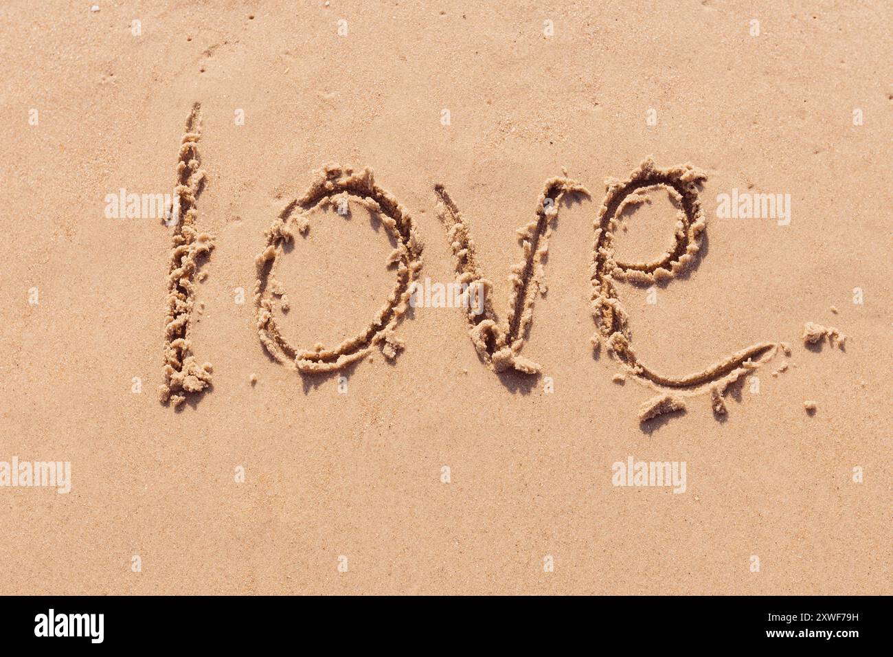 Die Inschrift Ich liebe dich am Meer mit Palmen Stockfoto