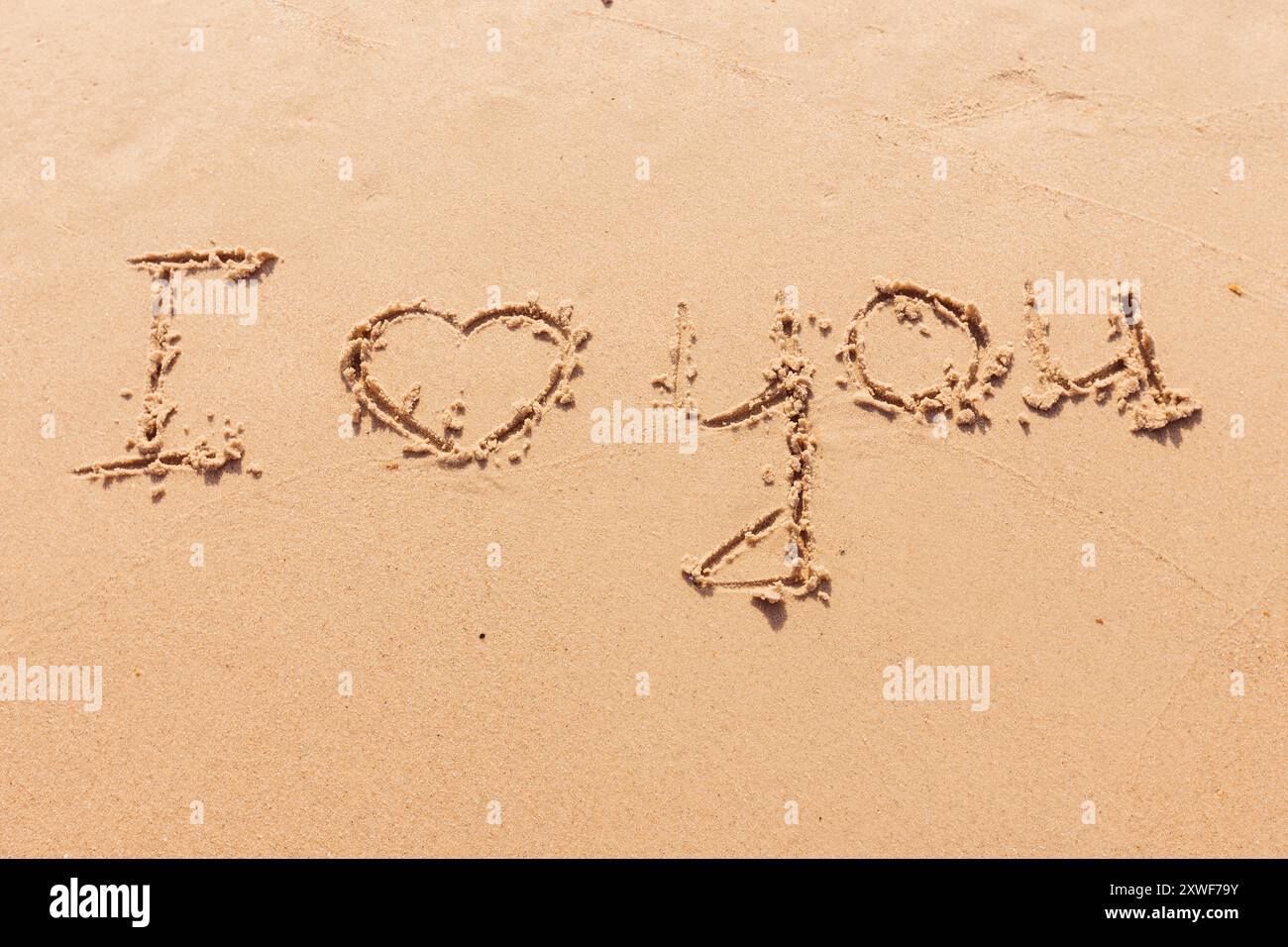 Die Inschrift Ich liebe dich am Meer mit Palmen Stockfoto