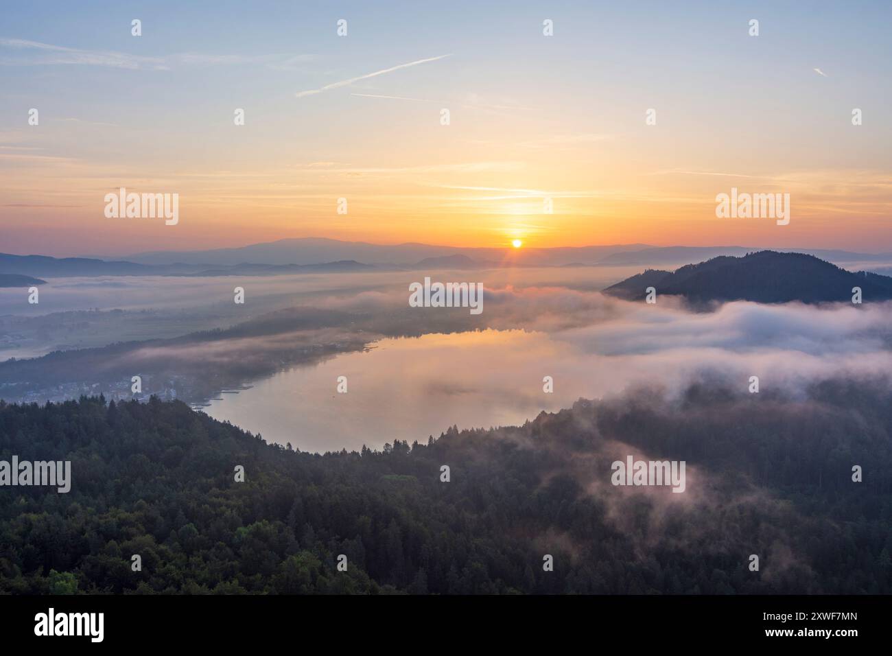 Sankt Kanzian am Klopeiner See: Sonnenaufgang und Wolken am Klopeiner See, Tal Jauntal, Blick von der Aussichtsplattform auf dem Kitzelberg in Klopeiner S Stockfoto