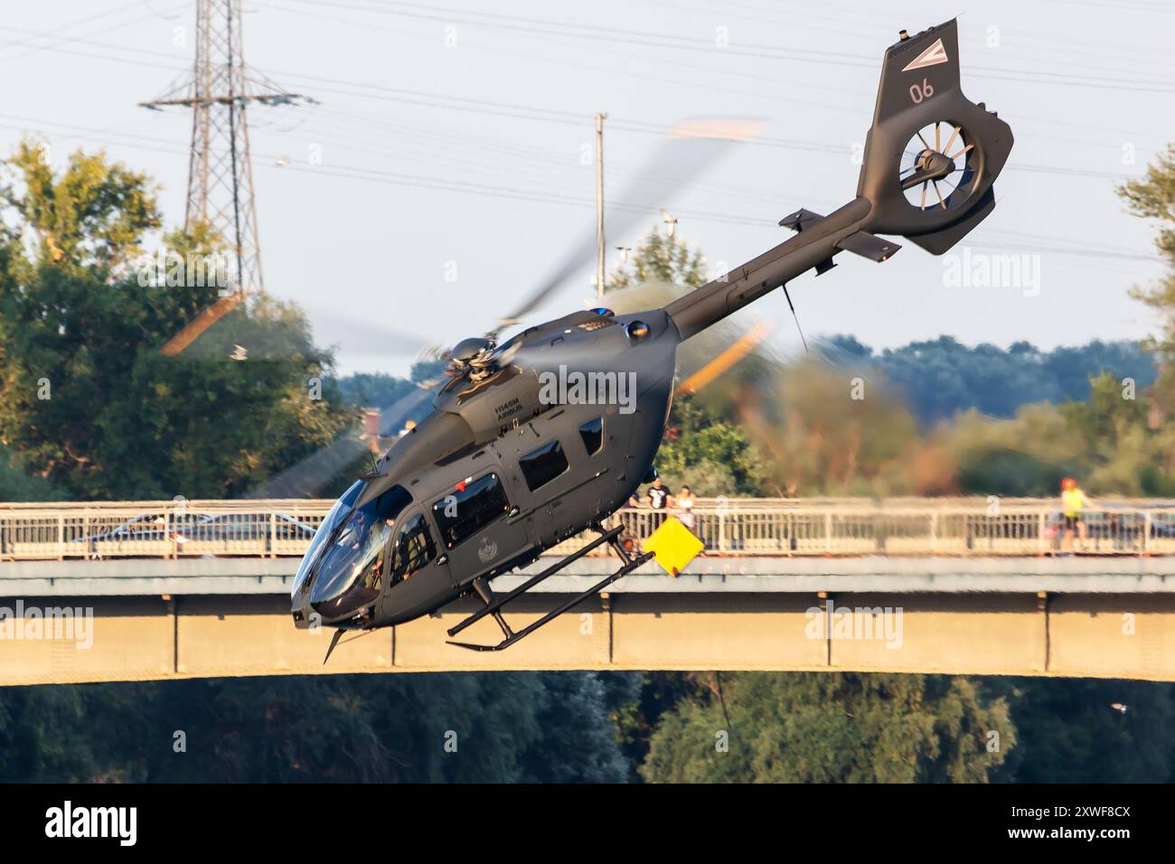 Szolnok, Ungarn - 17. August 2022: Ungarische Luftwaffe Airbus Helicopters H145M Militär-Nutzungshubschrauber. Flugbetrieb. Luftfahrtindustrie und Stockfoto