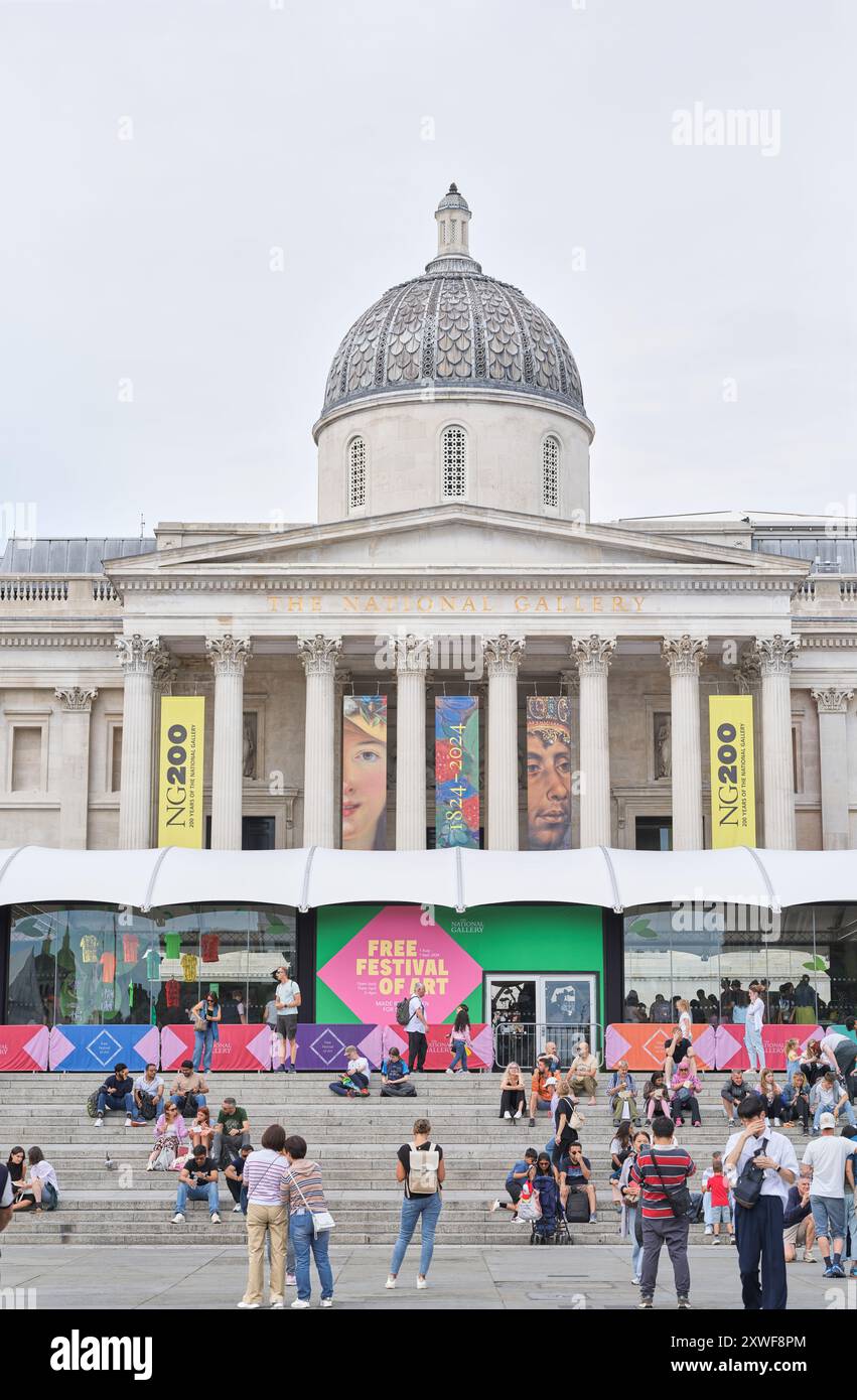 Touristen vor der National Portrait Gallery, Trafalgar Square, London, England. Stockfoto