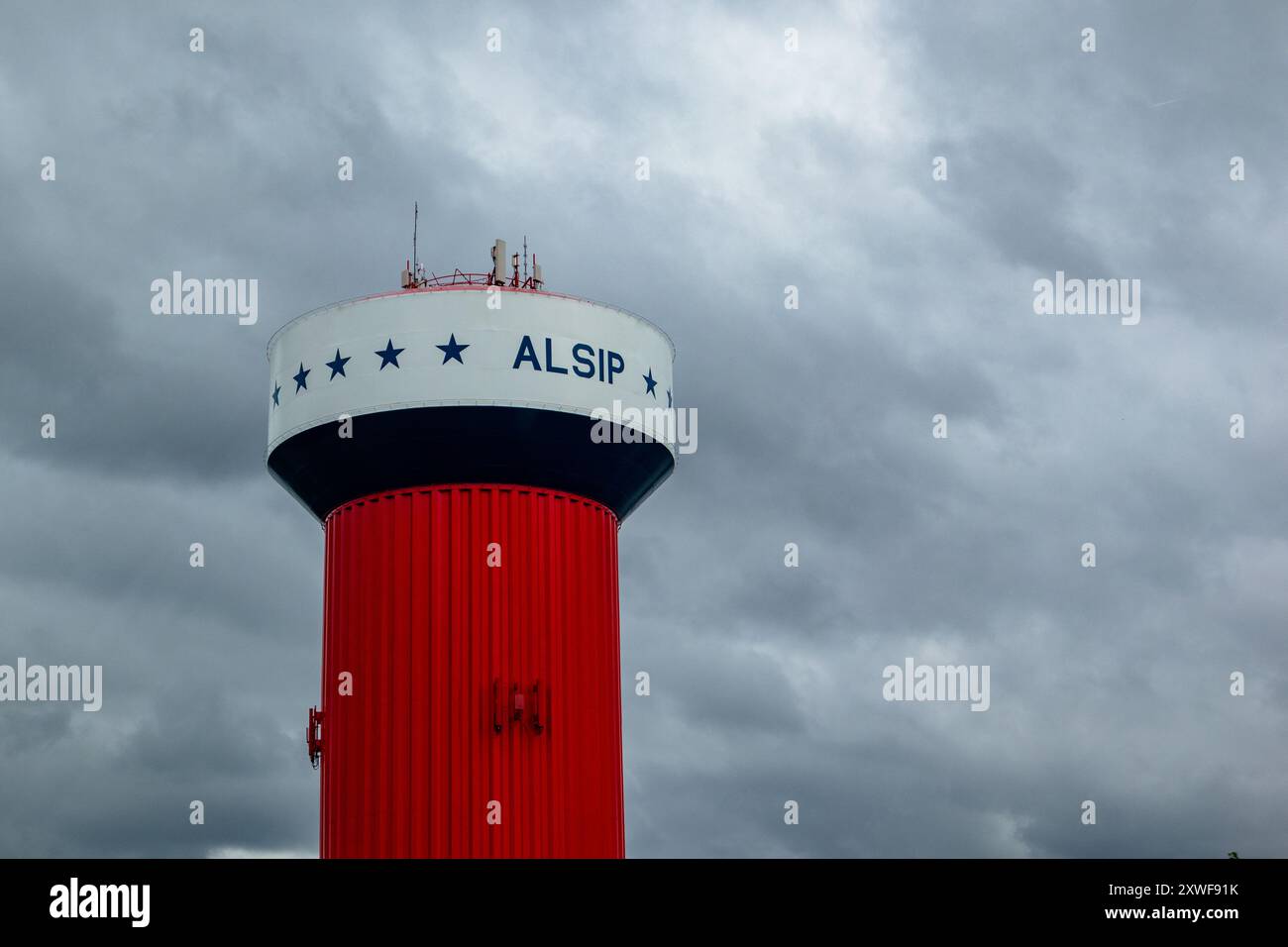 Alsip Wasserturm gegen stürmischen Himmel mit Kopierraum Stockfoto