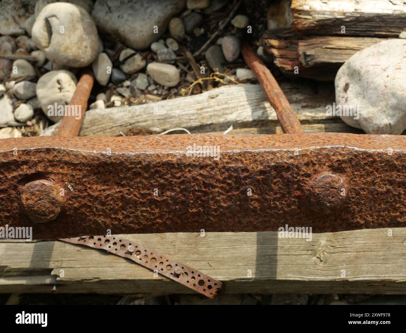 Das Wrack aus Holz, hier ein Detail einer rostigen Metallverbindung von den Swiks, die 1926 bei Trollskagen auf Öland in Schweden strandeten Stockfoto