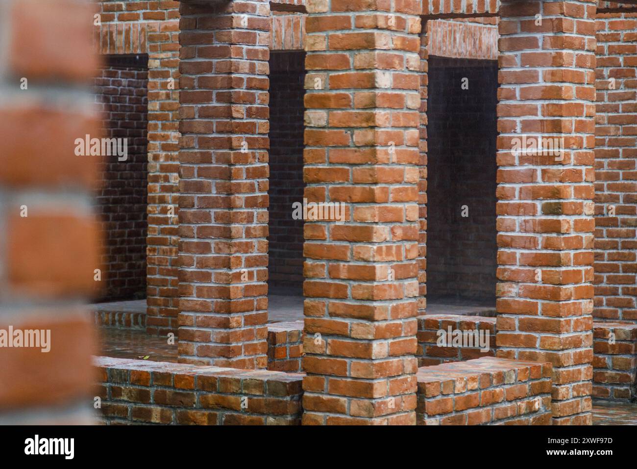 Ziegelarbeiten im Friendship Center. Das Friendship Center in der Nähe der Kreisstadt Gaibandha in Bangladesch ist für eine NGO, die mit einigen der ärmsten im Land zusammenarbeitet und hauptsächlich auf Flussinseln (Chars) mit sehr begrenztem Zugang und Möglichkeiten lebt. Friendship nutzt die Einrichtung für eigene Trainingsprogramme und vermietet auch für Meetings, Schulungen, Konferenzen usw. als Einkommensgenerierung. Stockfoto