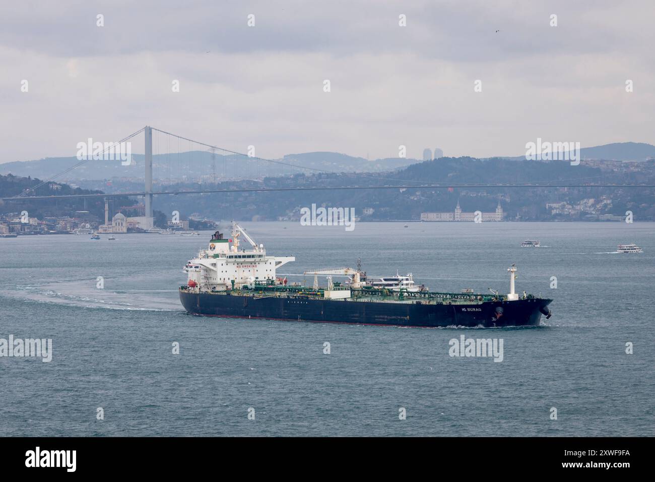 HS Buraq, ein Öltanker unter Liberia, der durch die Bosporus-Straße fährt, nachdem er Fracht im Schwarzen Meer geladen hat. Das Schiff verkehrt regelmäßig zwischen Häfen in Russland und China. Stockfoto