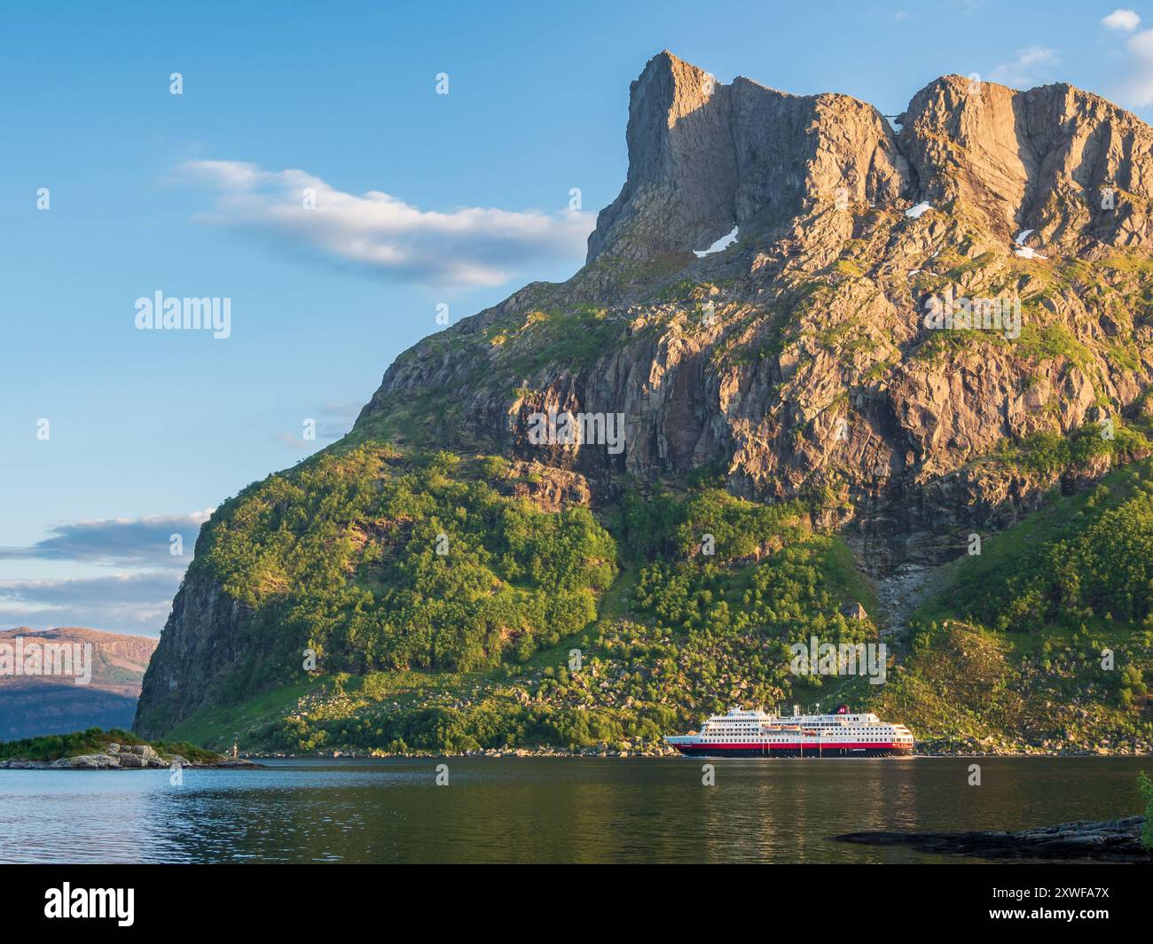 Das Schiff der Hurtigruten passiert den Hornelen Berg, die steile Klippe, das berühmte Wanderziel, Bremanger, Norwegen. Stockfoto