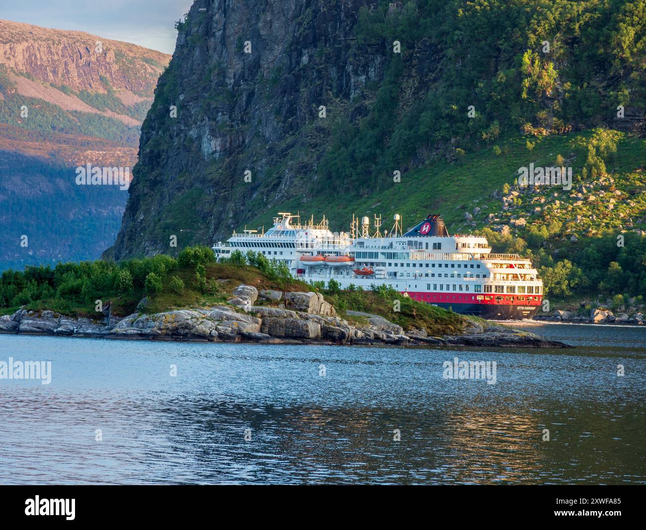 Das Schiff der Hurtigruten passiert den Hornelen Berg, die steile Klippe, das berühmte Wanderziel, Bremanger, Norwegen. Stockfoto
