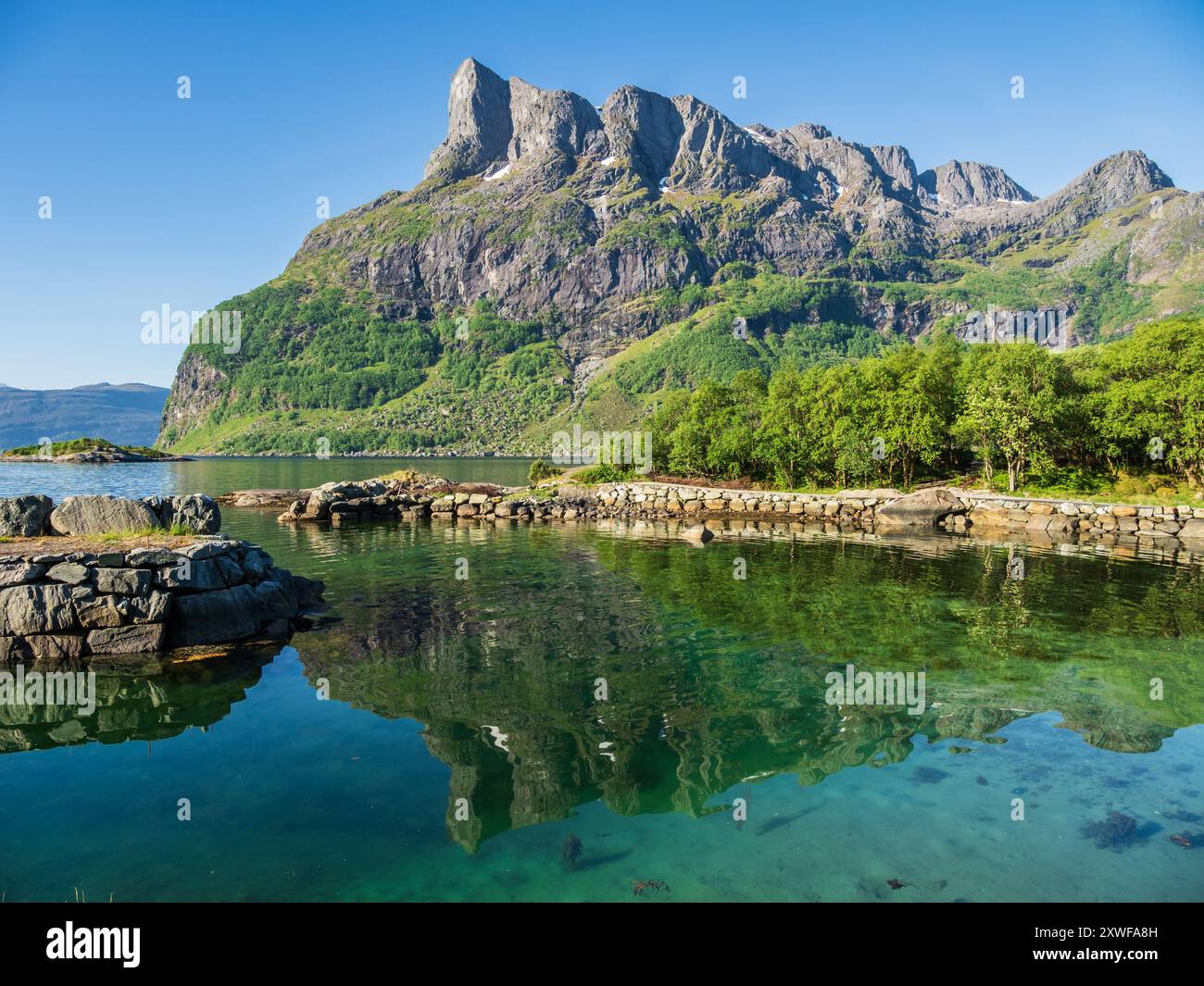 Hornelen Berg, steile Klippen, berühmtes Wanderziel, Bremanger, Norwegen. Stockfoto