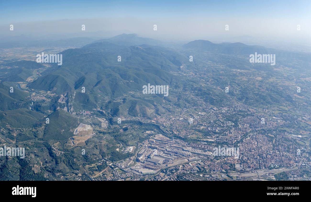 Panoramablick auf die Stadt, von einem Segelflugzeug aus, mit Terni historischer und industrieller Stadt, von Osten im hellen Sommerlicht aufgenommen, Apennin, Terni, Stockfoto