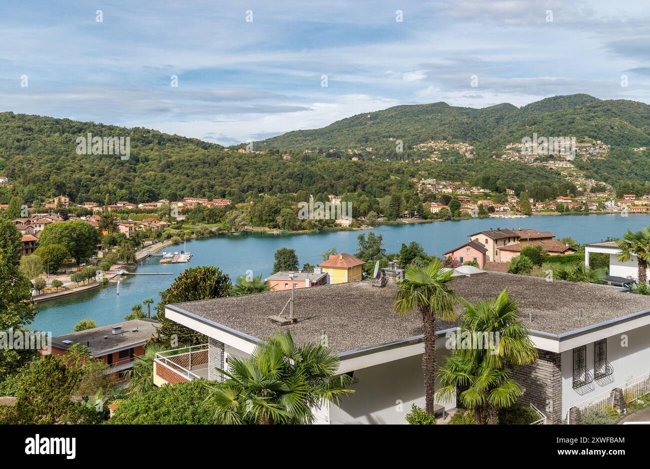 Blick auf den Luganer See und das Dorf Lavena Ponte Tresa, Provinz Varese, Lombardei, Italien Stockfoto