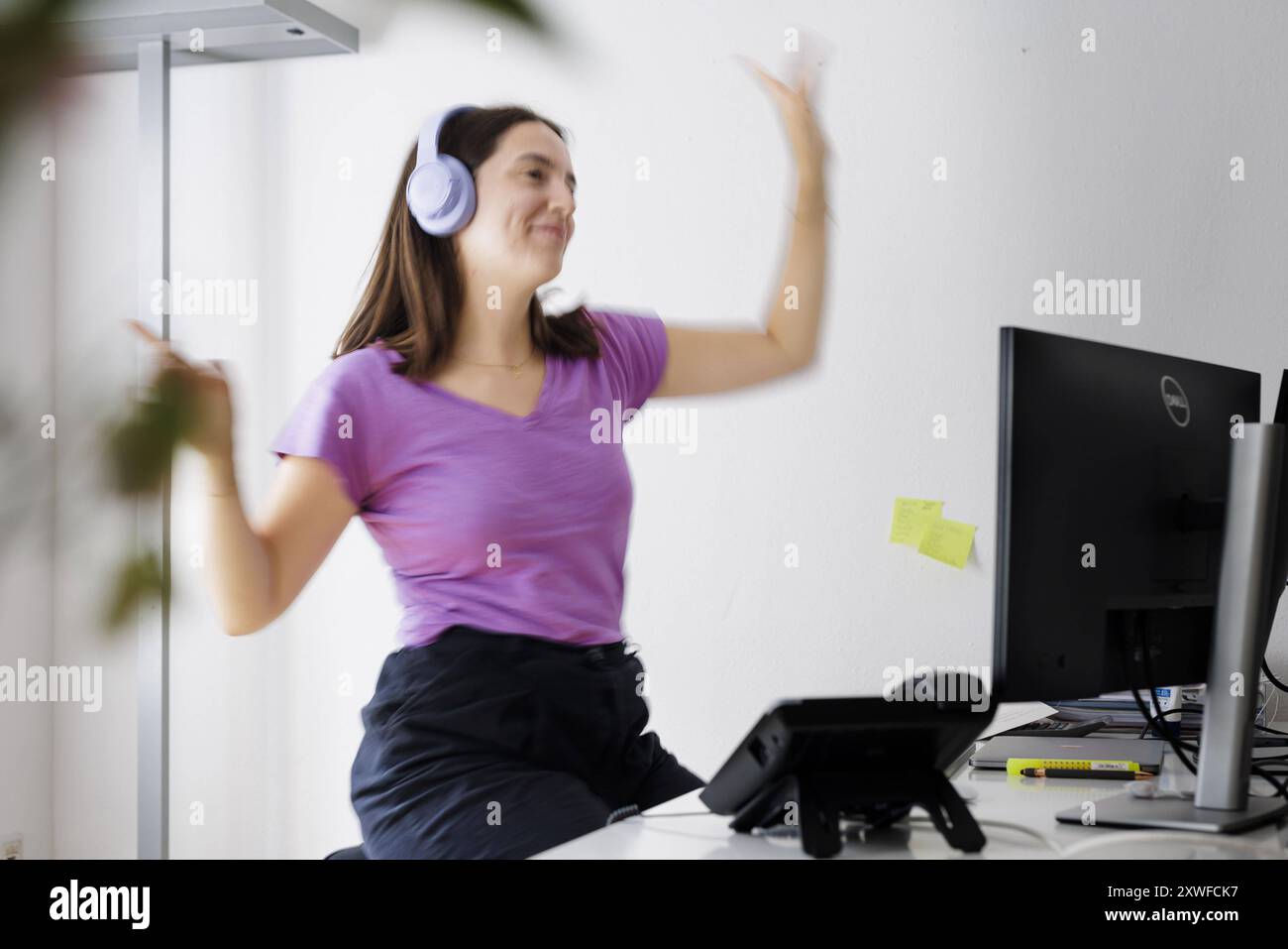 Thema: Arbeitsumfeld, aktive Pause im Buero, Berlin, 08.08.2024. Berlin Deutschland *** Thema Arbeitsumgebung, aktive Pause im Büro, Berlin 08 Stockfoto