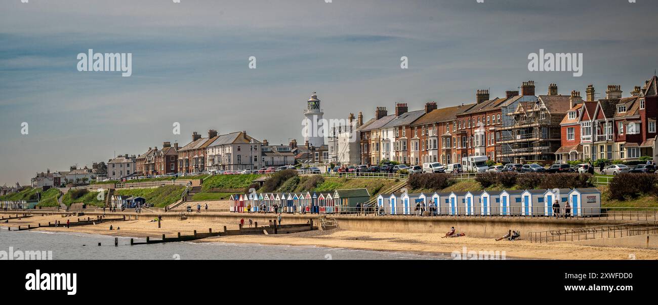Blick auf Southwold, Suffolk, ein typisch britisches Baderesort mit Sandstrand und farbenfrohen Strandhütten. Stockfoto