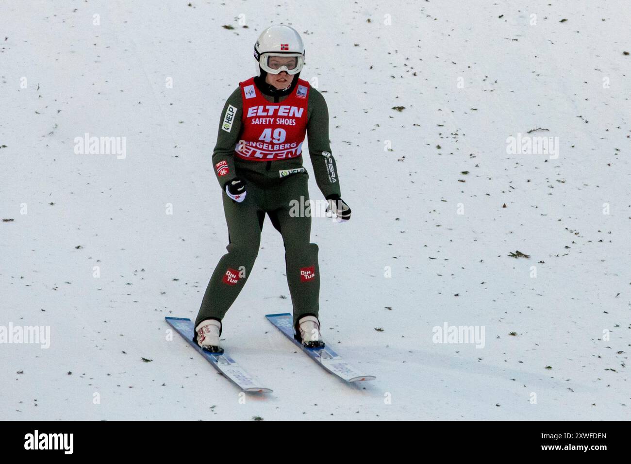 Eirin Maria Kvandal hoppet seg inn på en tredjeplass i dagens storbakke konkurranse i World Cup skihopp i Engelberg i Sveits. Stockfoto