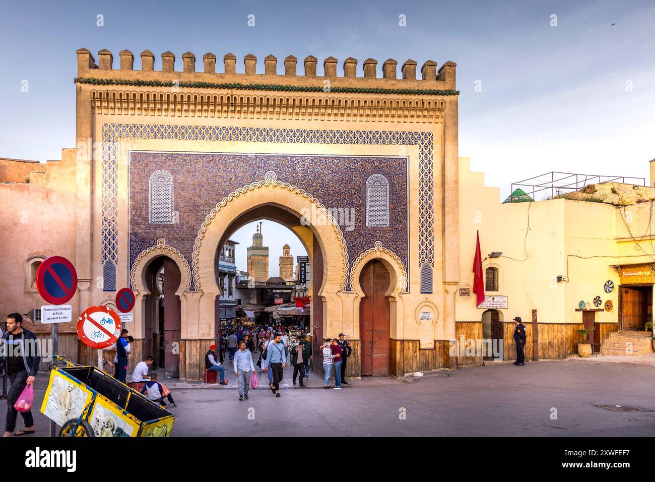 Fez, Marokko - 19. März 2024: Bab Bou Jeloud, Tor von Fez el Bali, der Altstadt von Fez, Marokko Stockfoto