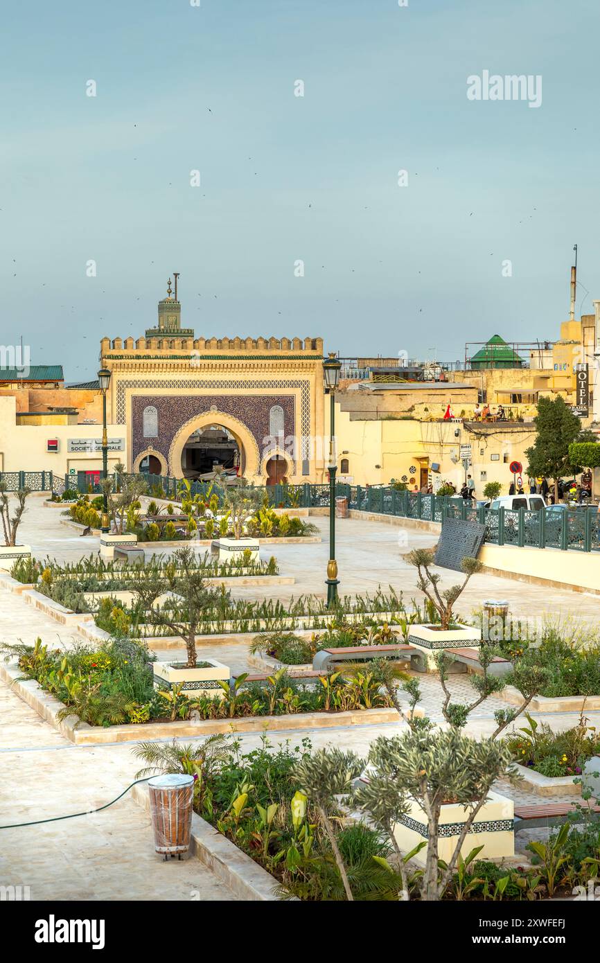 Fez, Marokko - 19. März 2024: Bab Bou Jeloud, Tor von Fez el Bali, der Altstadt von Fez, Marokko Stockfoto