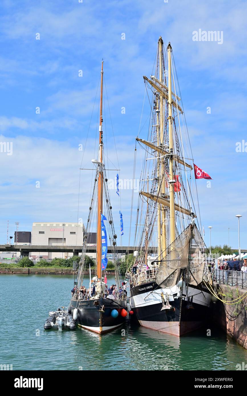 In Großbritannien: Spirit of Falmouth war neben Pelican of London beim Tall Ships Event in Barrow in Furness, Cumbria, Großbritannien, gefesselt Stockfoto