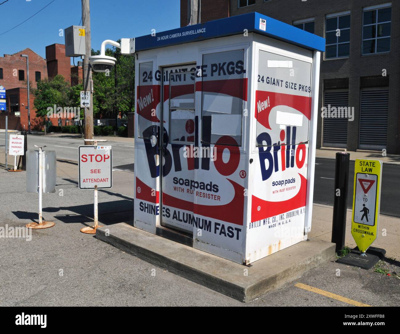 Ein Parkhaus gegenüber dem Andy Warhol Museum in Pittsburgh ist dekoriert wie eine der ikonischen Brillo-Boxen des Künstlers. Stockfoto