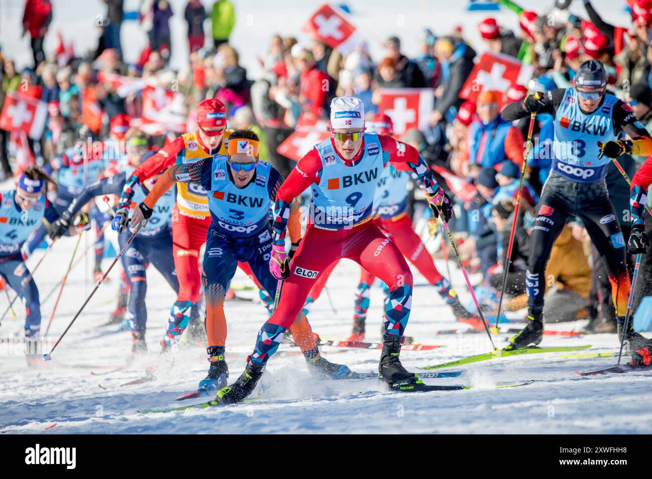 Johannes Høsflot Klæbo stikker av med seieren i 20 km FellesStart unter Verdenscup i Langrenn i Goms i Sveits 28. januar. Foto: Ørjan F. Ellingvåg Stockfoto