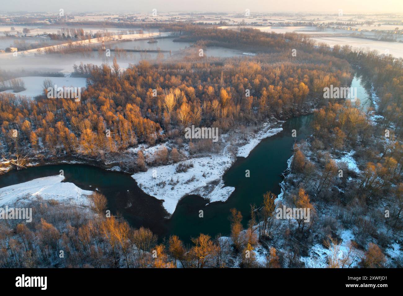 Winterblick auf den Fluss Panaro in der Provinz Modena, Italien. Dies ist ein Gebiet, das in das Ausdehnungsbecken des Flusses bei San Damaso fällt Stockfoto