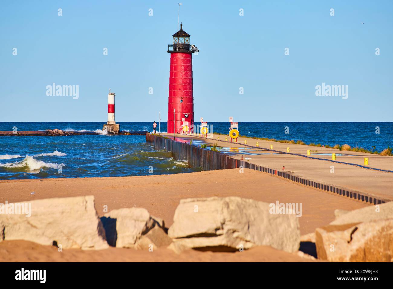 Kenosha Lighthouse am Pier mit blauem Himmel und ruhigem Wasser auf Augenhöhe Stockfoto