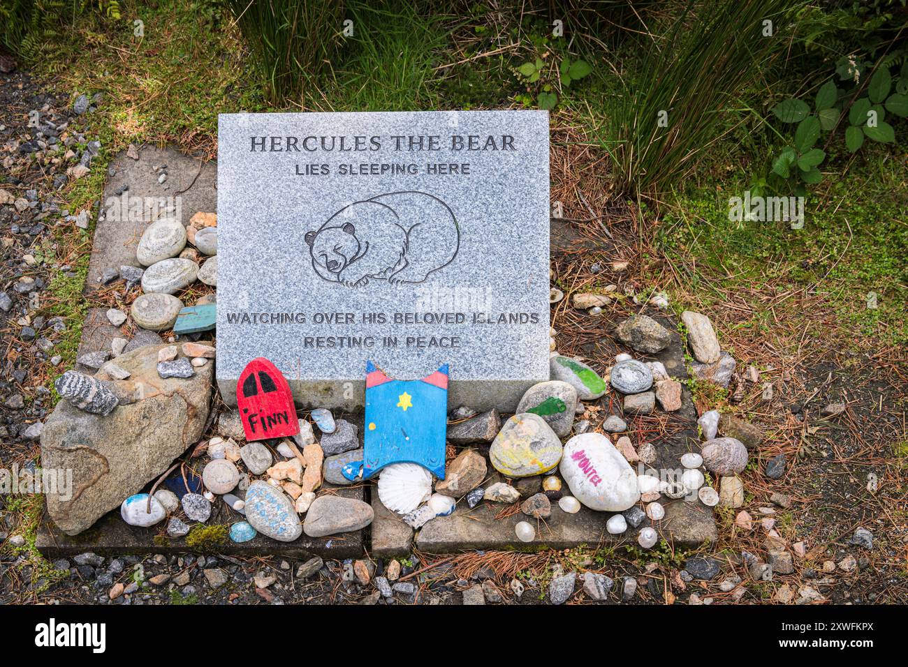 Ein HDR-Bild der letzten Ruhestätte von Herkules dem Bären im Langass-Wald, North Uist, Äußere Hebriden, Schottland. August 2024 Stockfoto