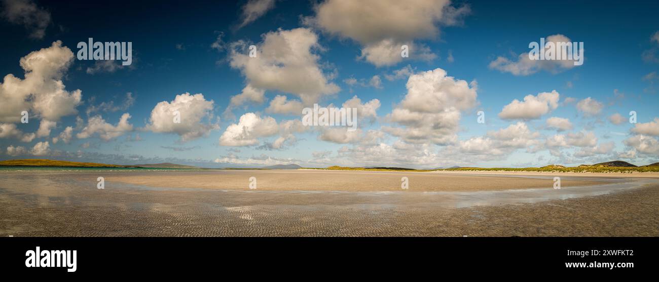 Ein idyllisches HDR-Bild des Clachan Sands Beach in der Nähe von Port Na Long, North Uist, Äußere Hebriden, Schottland. August 2024 Stockfoto