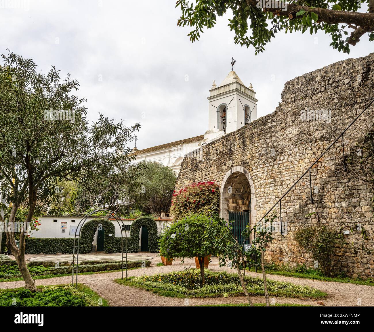 Garten des Schlosses Tavira in Portugal. Die Ruinen der Burg aus dem 11. Jahrhundert bieten einen atemberaubenden Blick auf die Stadt und den Park von den Festungsmauern. Stockfoto
