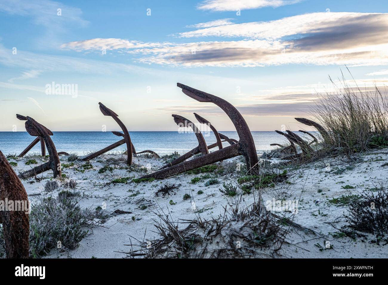 Rostige alte Anker am Strand auf dem Friedhof von Anchor am Strand Praia do Barril in Tavira, Algarve, Portugal Stockfoto