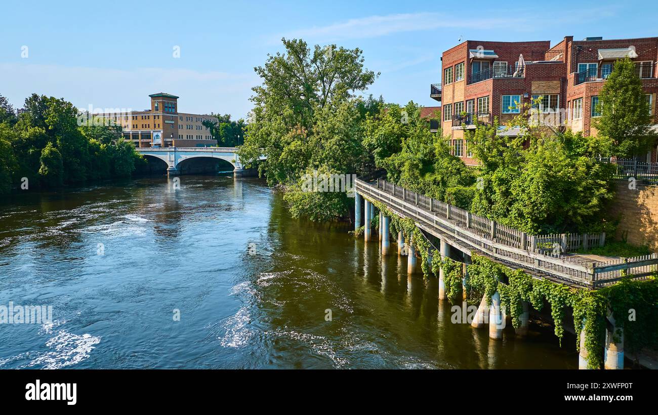 Fliegen Sie aus der Luft über die historische Brücke und Riverside Red-Brick-Gebäude in South Bend Stockfoto