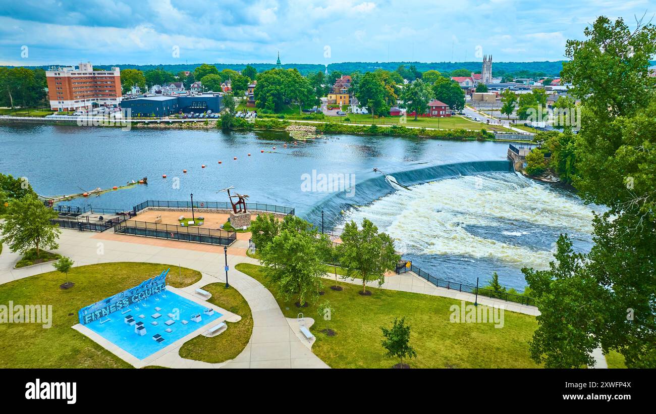 Blick aus der Vogelperspektive auf den St. Joseph River mit fließendem Wasserfall und Urban Park Stockfoto
