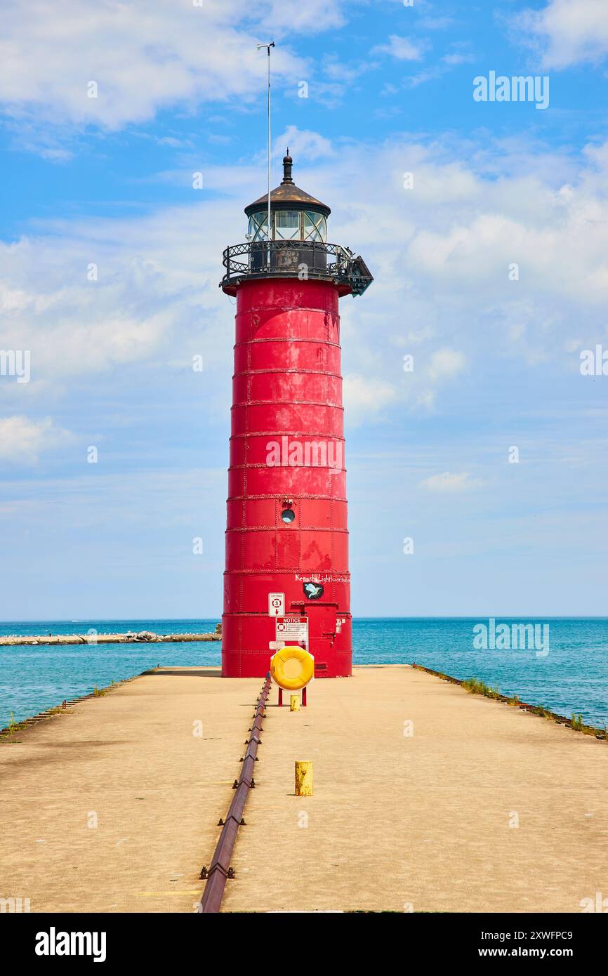 Red Lighthouse am Lake Michigan Pier unter teilweise bewölktem Sky Eye-Blick Stockfoto