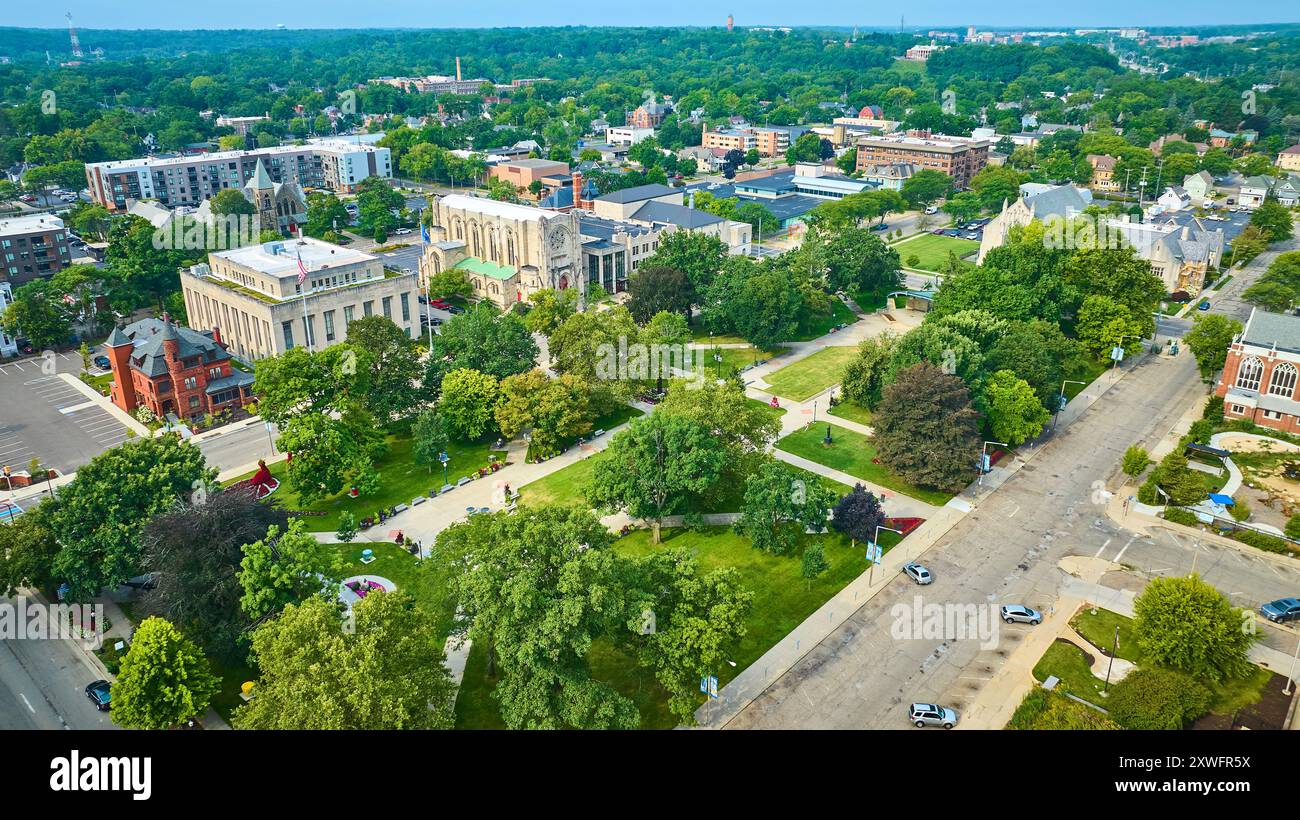 Blick aus der Vogelperspektive auf den Bronson Park und die gotische Kathedrale in der Innenstadt von Kalamazoo Stockfoto