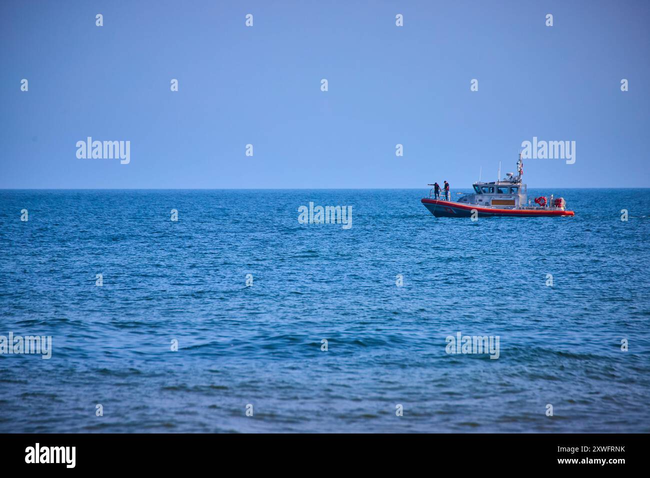 Patrouillenboot der Küstenwache auf dem Calm Lake Michigan ab Low Vantage Point Stockfoto