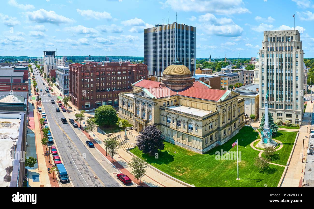 Blick aus der Vogelperspektive auf das South Bend Courthouse und die Innenstadt Stockfoto