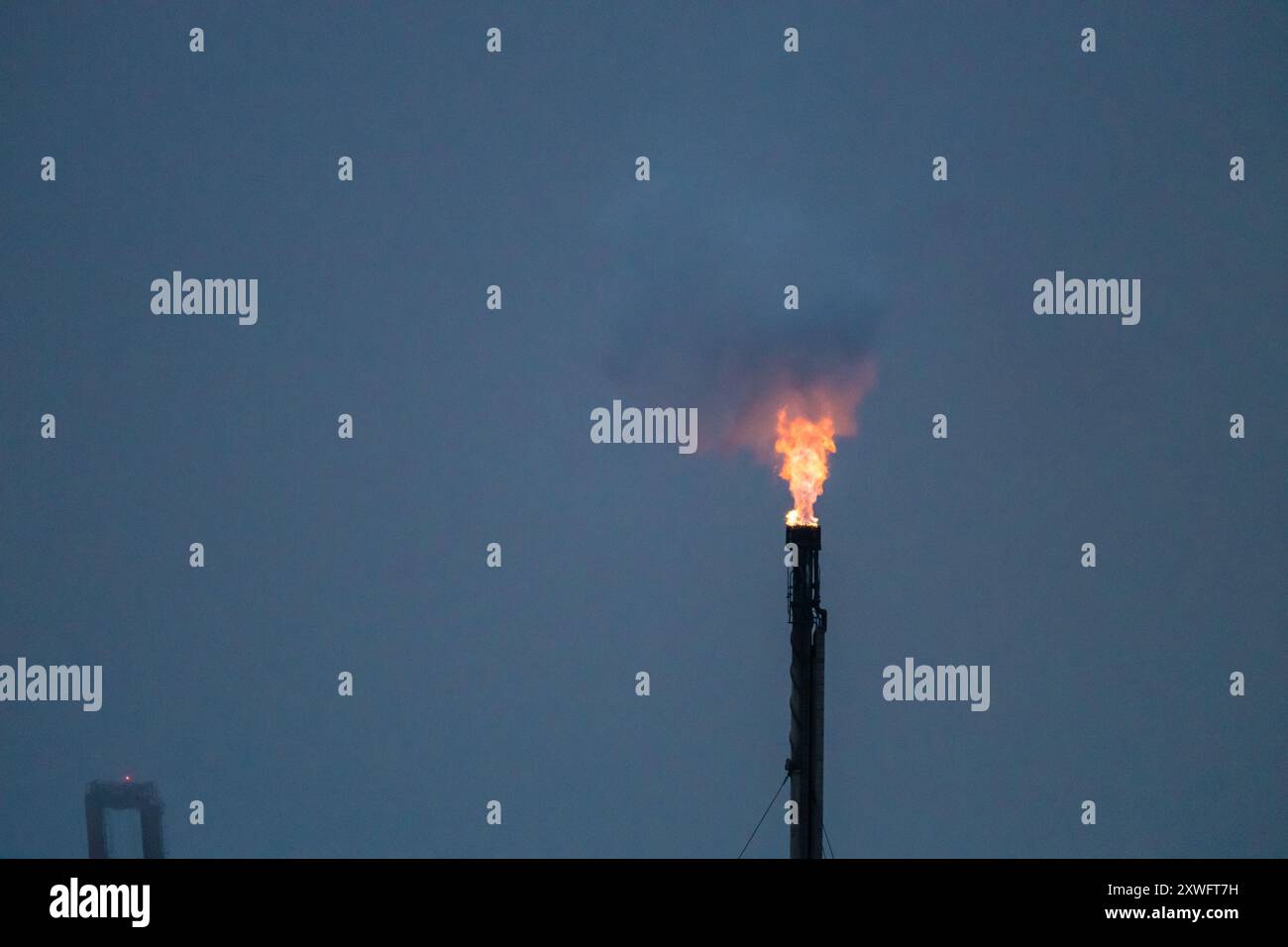 Flamme brennt in einer Raffinerie auf Stockfoto