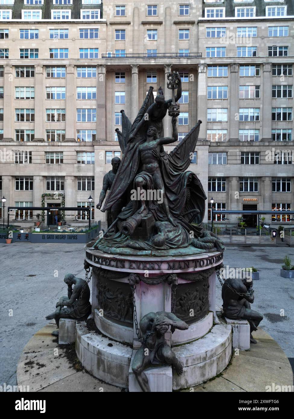Birds Eye erhöhter Blick auf das Nelson Monument in Exchange Flags, Liverpool, Stockfoto