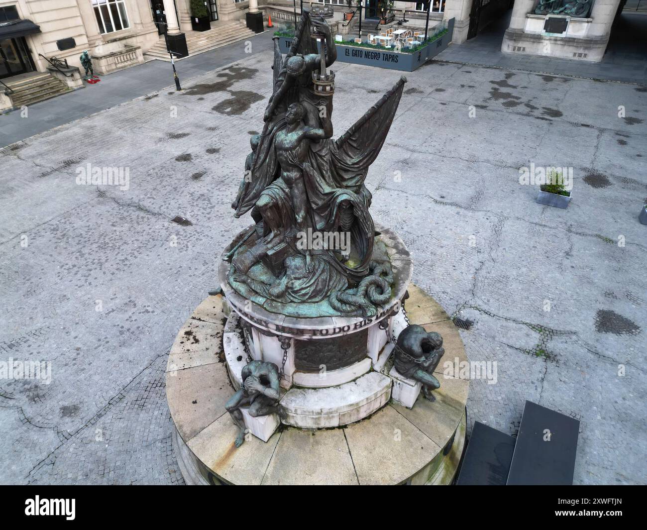 Birds Eye erhöhter Blick auf das Nelson Monument in Exchange Flags, Liverpool, Stockfoto