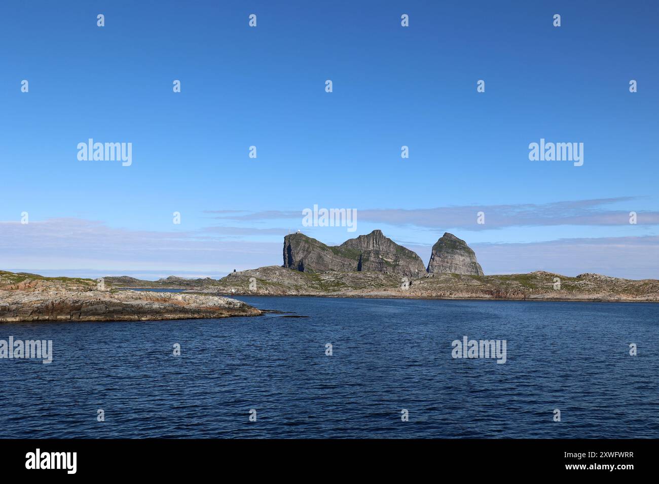 Blick auf die fantastischen Felsen der Insel Traena, Norwegen Stockfoto