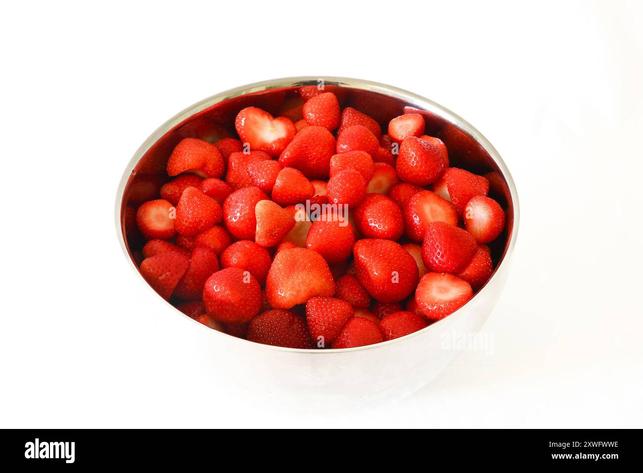 Rote Erdbeeren in Edelstahlschale auf weißem Hintergrund Stockfoto