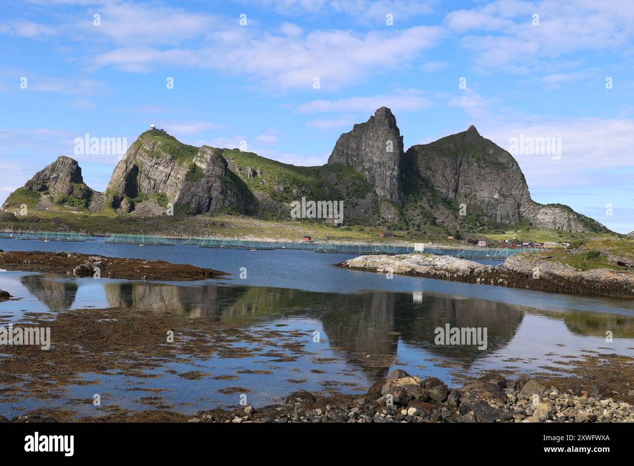 Blick auf die fantastischen Berge der Insel Sorsannaan in der Gemeinde Traena Stockfoto