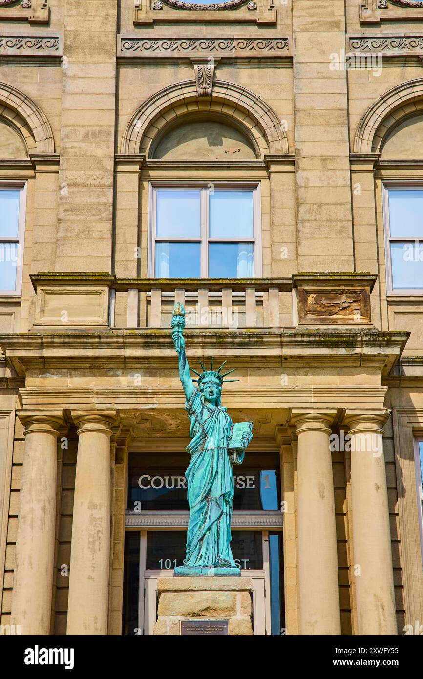 St. Joseph Courthouse mit Replik der Freiheitsstatue auf Augenhöhe Stockfoto