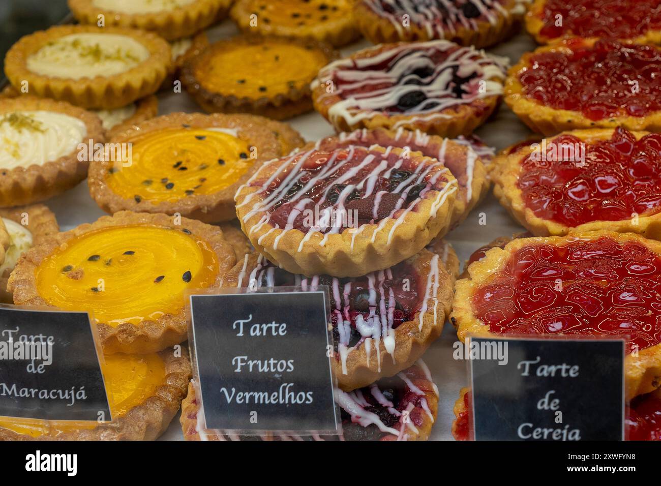 Verschiedene Obsttörtchen zum Verkauf im Fenster in der Bäckerei in Lissabon, Portugal. Stockfoto